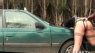 Een Frans amateurstel ontmoet een hete auto voor de camera.