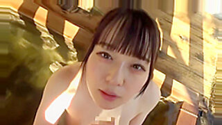 Uma adolescente japonesa faz um boquete desleixado e recebe uma gozada facial.