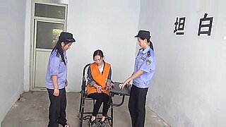 Une fille chinoise arrêtée taquine et tire sur des menottes.