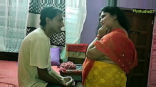 Lily, một người đẹp Ấn Độ, khám phá các hoạt động y tế độc đáo trong một bộ phim nóng bỏng.