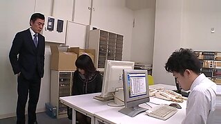 Gadis kantor Jepang mendapatkan aksi oral dan vaginal