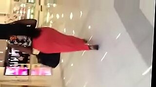 Eine Stiefschwester zeigt ihren großen Arsch in einem Einkaufszentrum.