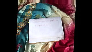 La modella indiana versa seduttivamente il sari