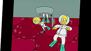 Marge e Homer fanno sesso bollente, con il loro partner formoso che si unisce.