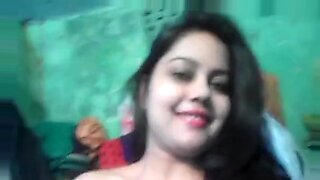 Kecantikan India mengeksplorasi hasratnya di webcam.
