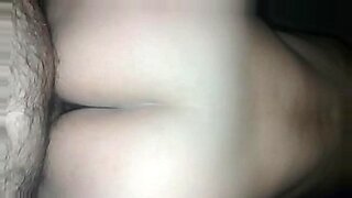 リクシー・ロアがセクシーなビデオで若い体を披露する。