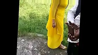Pakistanisches Mädchen saugt und streichelt begierig einen großen Schwanz