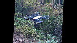 Moderne Drohnen geben einen Luftblick auf die Action.