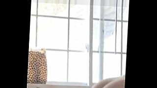एक हॉट अश्लील वीडियो में गांड मरवाते हुए।