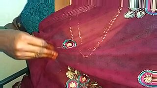 A beleza sedutora de Malayala remove sari azul de forma sedutora.