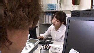 La giovane asiatica Ayami Shunka svela la sua bellezza in un ufficio innocente.