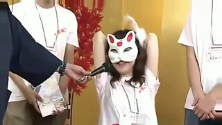 Une session de chatouillement japonaise conduit à une rencontre sexuelle chaude.