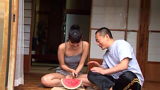 Japonesa amateur recibe una lección de mamada apasionada de su jefe