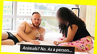 Seorang mahasiswa membagikan momen intimnya dalam video vlog yang nyaman di rumah.