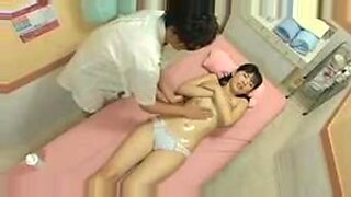 La timida ragazza asiatica sedotta da un massaggio esperto e abilità orali