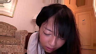 فتاة يابانية تسعد نفسها في الحمام