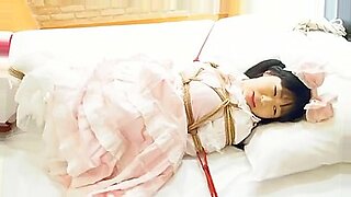 Beleza morena amarrada em estilo japonês erótico