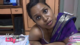 Cariket disfruta de un video de dibujos animados indio.