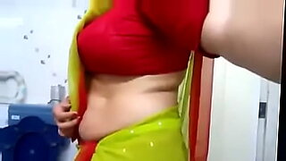 Una seduttrice trentenne in un sari allettante ruba lo spettacolo.