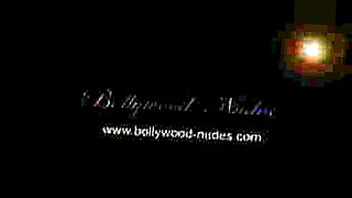 Rasakan dunia sensual sinema India dengan video panas ini.