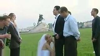 Pernikahan liar di Rusia mengarah pada pertemuan kelompok di luar yang panas.