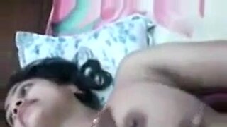 Ένα μωρό από την Μπάγκλα επιδεικνύει τα μεγάλα βυζιά της στην τρύπα της δόξας, λαχταρώντας την προσοχή.