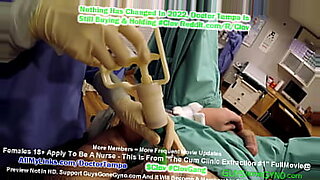 Μια kinky νοσοκόμα πειράζει τον ασθενή της με τις σαγηνευτικές της κινήσεις.
