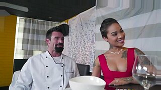 Una esposa infiel disfruta de un encuentro secreto con un sexy chef.