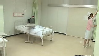 Seorang perawat Jepang menikmati pemeriksaan medis erotis dan bermain dengan dirinya sendiri.