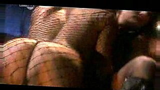 Ein Paar erkundet Softcore-Intimität in einem neckischen Video.