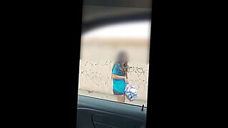 Seorang gadis Latina muda dikejutkan oleh seorang pria tua di jalan.