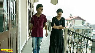 Indiase schoonheid geniet van een wilde en gepassioneerde seksuele ontmoeting met haar jongere minnaar.
