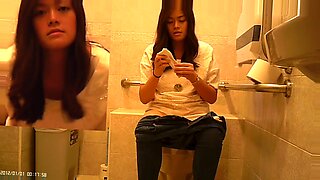 아시아 관찰자가 몰래 카메라에 핫한 화장실 만남을 담습니다.
