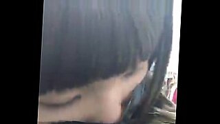 Japońska dziewczyna wykonuje zmysłowy masaż z użyciem technik erotycznych.