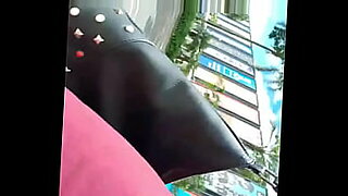 Una mujer filipina se filma a sí misma en un video de cámara cuádruple.
