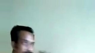 MILF Ấn Độ và mập mạp tham gia vào hành động khó tính trên webcam.