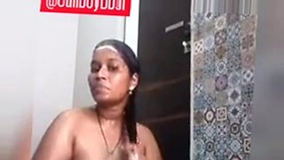 جمال هندي يستمتع بجلسة استحمام منفردة، يعرض منحنياته الرائعة.