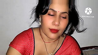 Indische Ehefrau wird vor der Webcam in selbstgemachtem Video frech