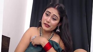 デシ・インディアンの美女が、ウェブカメラで情熱的に潮吹きする。