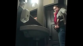 Kamera szpiegowska rejestruje ukrytą akcję w łazience z sikającymi dziewczynami.