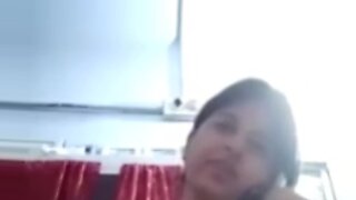 一位印度美女在网络摄像头上录制了一个拥有大胸部的独奏视频。