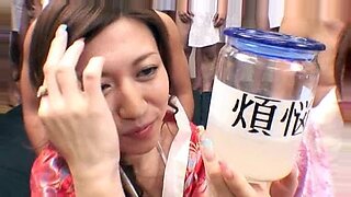 Een Japanse tiener drinkt enthousiast sperma van groepsseks.