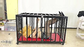 一个被关在笼子里的亚洲宝贝经历了强烈的BDSM折磨和羞辱。