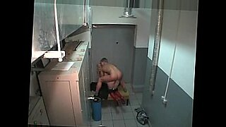 Una cámara oculta captura una acción caliente en la ducha.