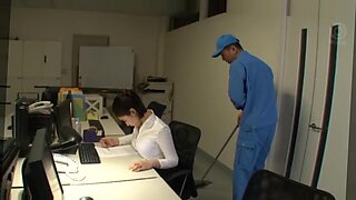 Sana Imanaga cieszy się gorącym spotkaniem z hydraulikiem w japońskim biurze.