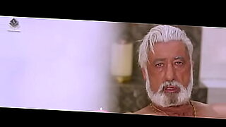 Scene hot di Shakti Kapoor in un film erotico.