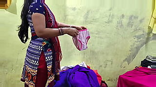 Namiętne wideo z hindi ukazuje oszałamiającą sukienkę i namiętny seks.