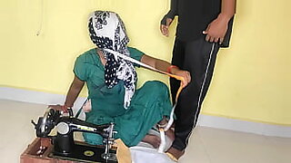 Een verleidelijk meisje pronkt met haar bewegingen in een HD Xxx-video.