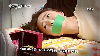Một người đẹp Hàn Quốc bị trói và bị bịt miệng trong một cuộc xâm lược BDSM tại nhà.