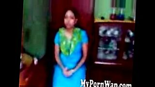 Indiase meid werpt kleding af, pronkt met haar lichaam in een wilde strip